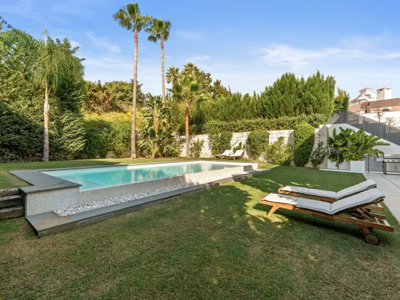 Located in the sought-after area of Nueva Andalucía, just minutes from Puerto Banús, Villa Jardin is a beautifully presented contemporary villa combining style, comfort, and functionality. The home features open-plan living areas with large sliding doors 