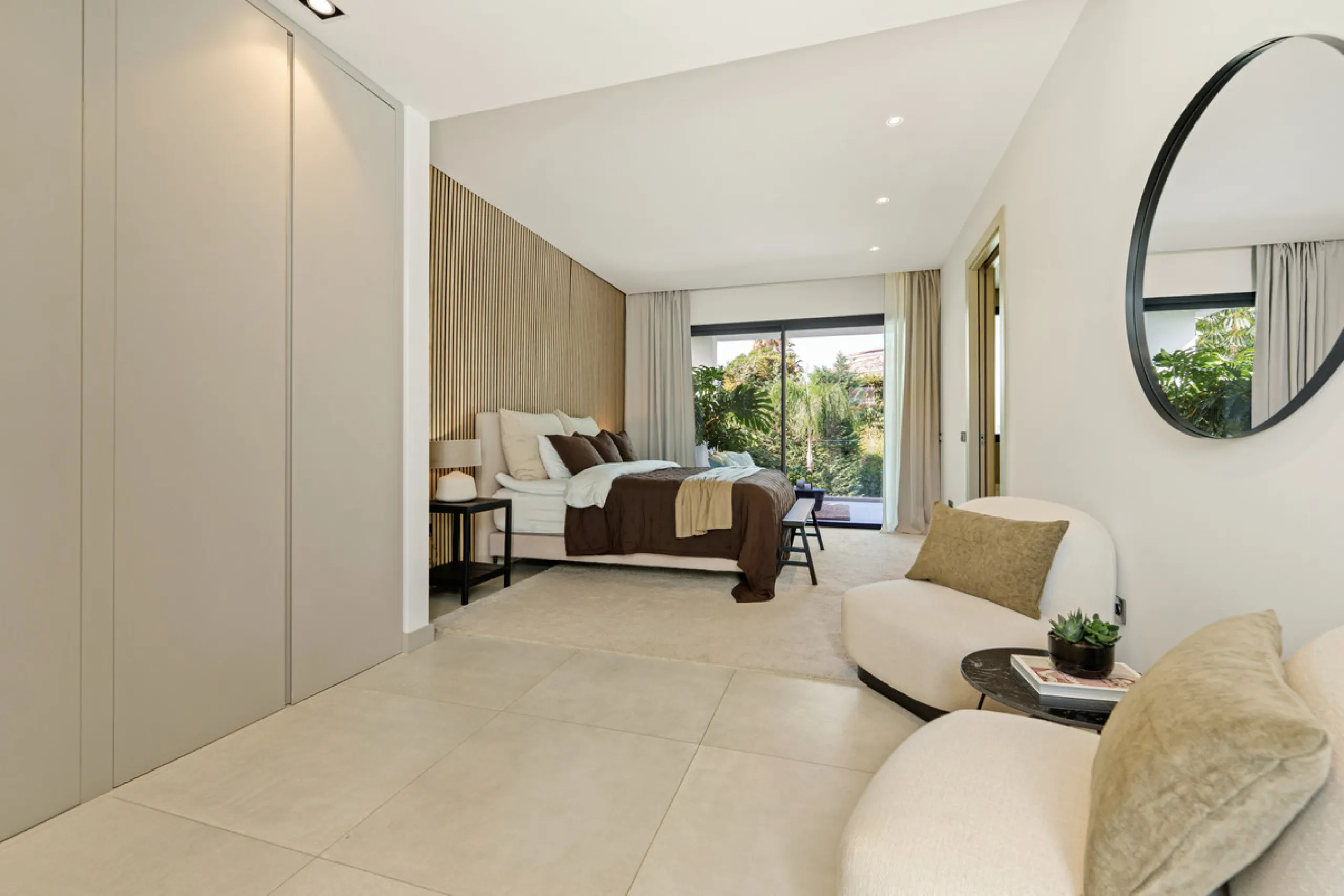 Located in the sought-after area of Nueva Andalucía, just minutes from Puerto Banús, Villa Jardin is a beautifully presented contemporary villa combining style, comfort, and functionality. The home features open-plan living areas with large sliding doors 