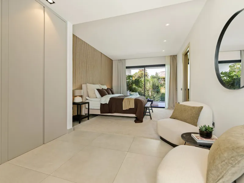 Located in the sought-after area of Nueva Andalucía, just minutes from Puerto Banús, Villa Jardin is a beautifully presented contemporary villa combining style, comfort, and functionality. The home features open-plan living areas with large sliding doors 