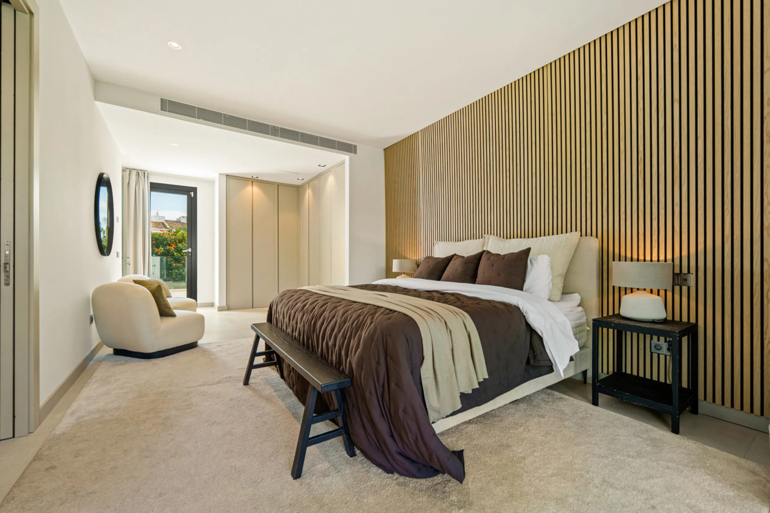 Located in the sought-after area of Nueva Andalucía, just minutes from Puerto Banús, Villa Jardin is a beautifully presented contemporary villa combining style, comfort, and functionality. The home features open-plan living areas with large sliding doors 