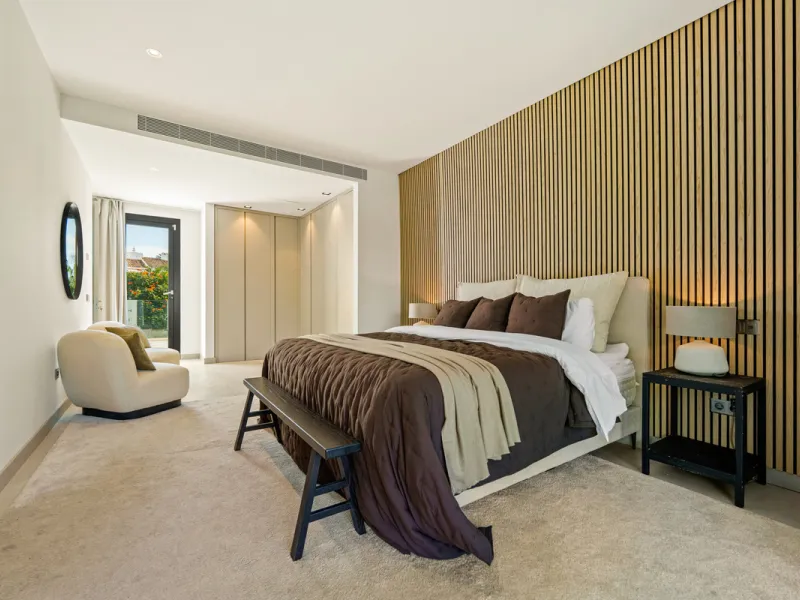 Located in the sought-after area of Nueva Andalucía, just minutes from Puerto Banús, Villa Jardin is a beautifully presented contemporary villa combining style, comfort, and functionality. The home features open-plan living areas with large sliding doors 