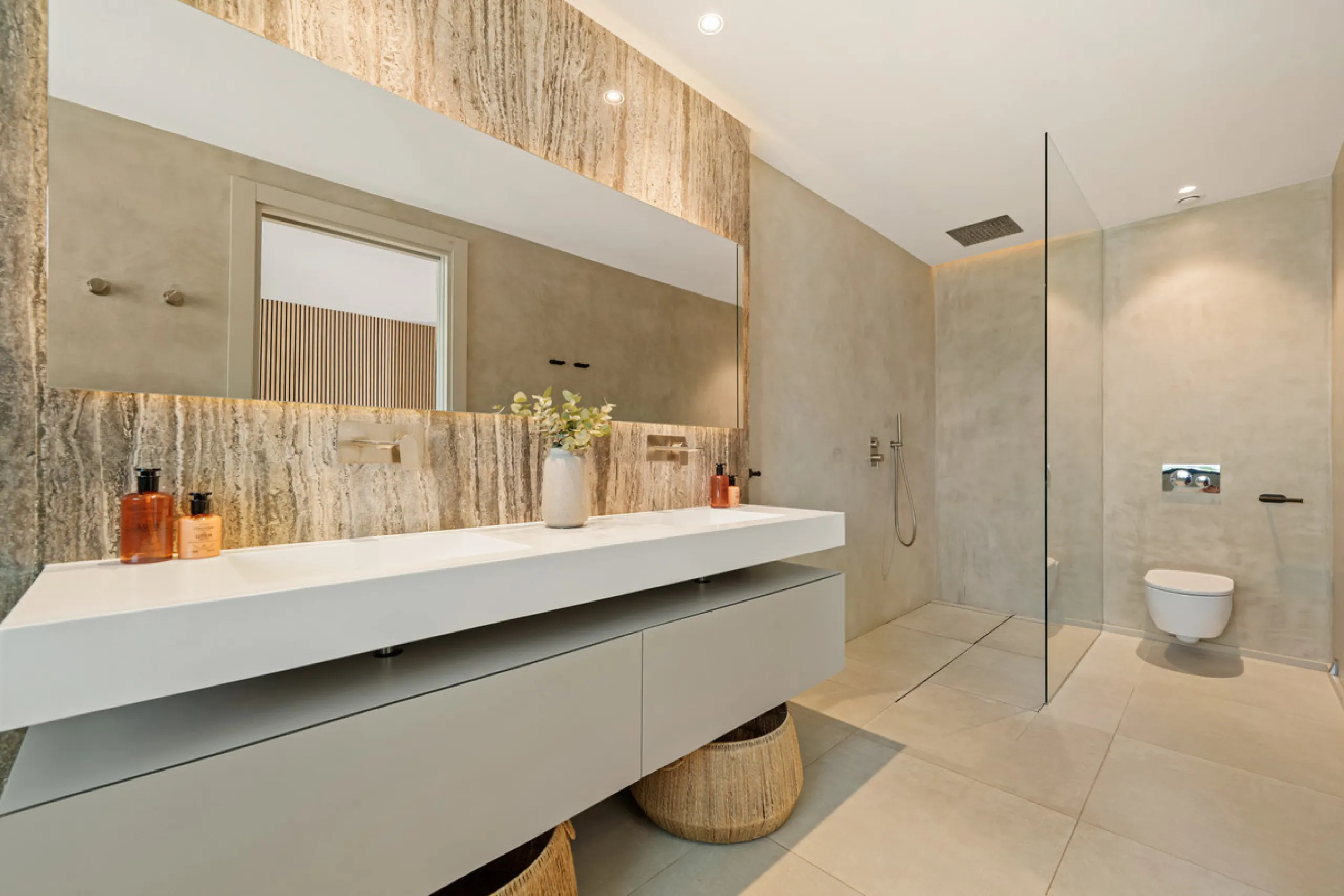Located in the sought-after area of Nueva Andalucía, just minutes from Puerto Banús, Villa Jardin is a beautifully presented contemporary villa combining style, comfort, and functionality. The home features open-plan living areas with large sliding doors 
