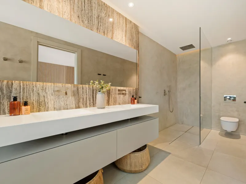 Located in the sought-after area of Nueva Andalucía, just minutes from Puerto Banús, Villa Jardin is a beautifully presented contemporary villa combining style, comfort, and functionality. The home features open-plan living areas with large sliding doors 