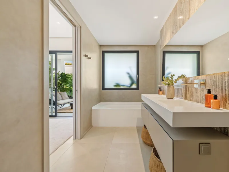 Located in the sought-after area of Nueva Andalucía, just minutes from Puerto Banús, Villa Jardin is a beautifully presented contemporary villa combining style, comfort, and functionality. The home features open-plan living areas with large sliding doors 