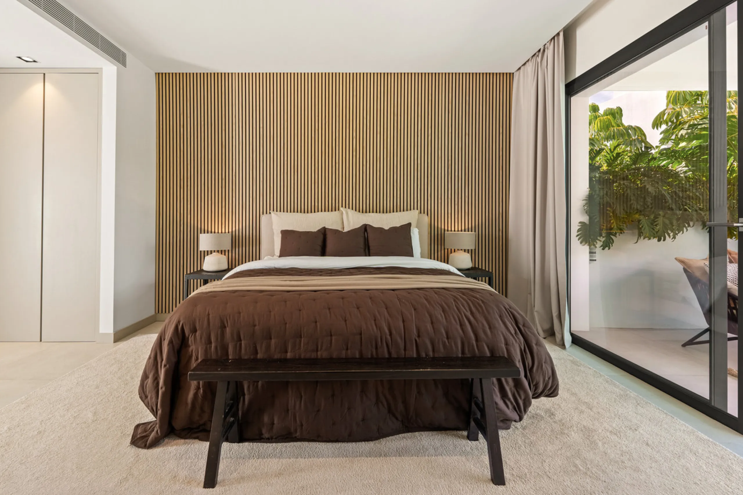 Located in the sought-after area of Nueva Andalucía, just minutes from Puerto Banús, Villa Jardin is a beautifully presented contemporary villa combining style, comfort, and functionality. The home features open-plan living areas with large sliding doors 