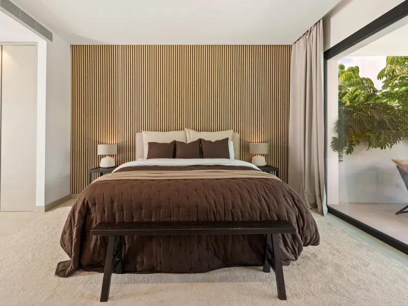 Located in the sought-after area of Nueva Andalucía, just minutes from Puerto Banús, Villa Jardin is a beautifully presented contemporary villa combining style, comfort, and functionality. The home features open-plan living areas with large sliding doors 
