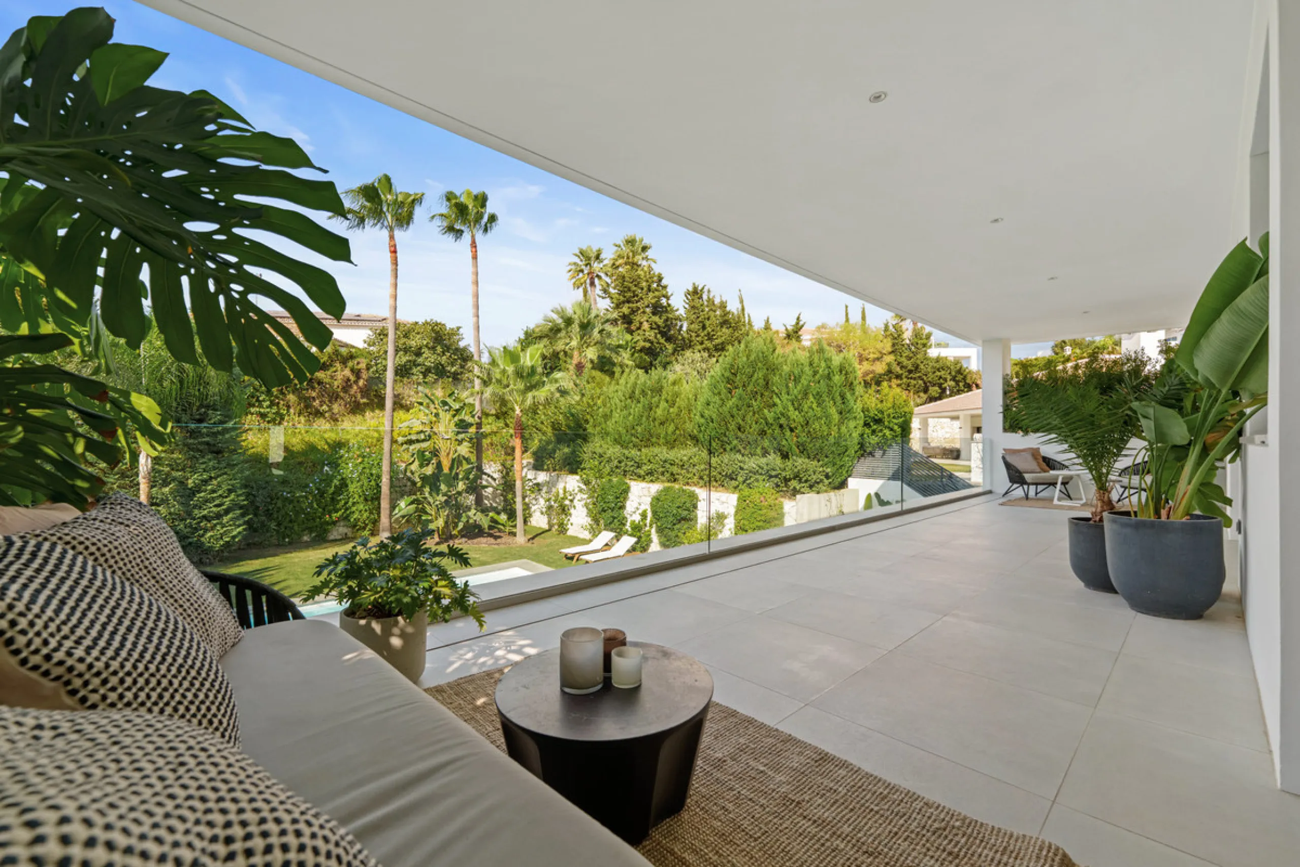 Located in the sought-after area of Nueva Andalucía, just minutes from Puerto Banús, Villa Jardin is a beautifully presented contemporary villa combining style, comfort, and functionality. The home features open-plan living areas with large sliding doors 