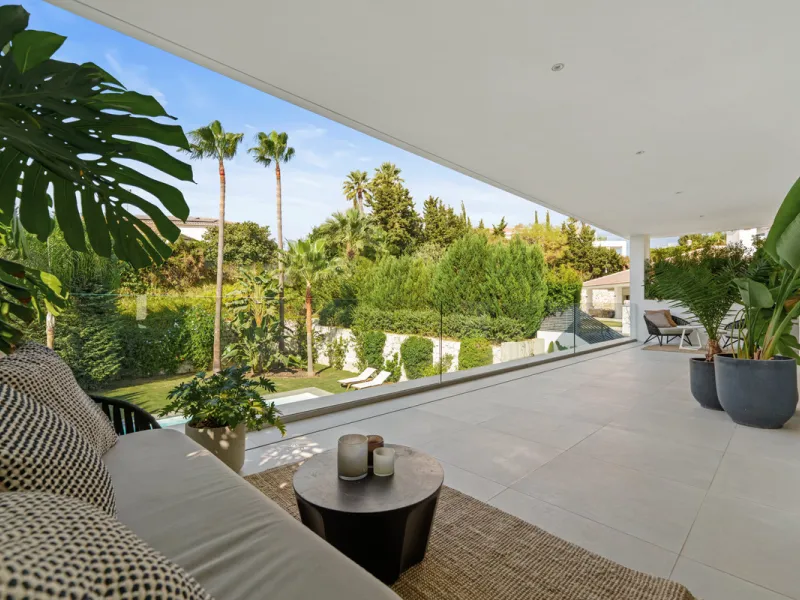 Located in the sought-after area of Nueva Andalucía, just minutes from Puerto Banús, Villa Jardin is a beautifully presented contemporary villa combining style, comfort, and functionality. The home features open-plan living areas with large sliding doors 