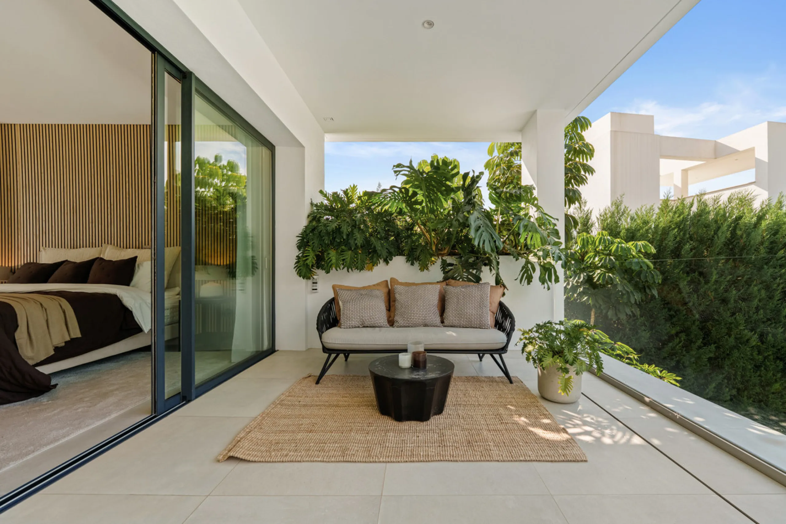 Located in the sought-after area of Nueva Andalucía, just minutes from Puerto Banús, Villa Jardin is a beautifully presented contemporary villa combining style, comfort, and functionality. The home features open-plan living areas with large sliding doors 