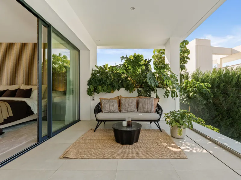 Located in the sought-after area of Nueva Andalucía, just minutes from Puerto Banús, Villa Jardin is a beautifully presented contemporary villa combining style, comfort, and functionality. The home features open-plan living areas with large sliding doors 