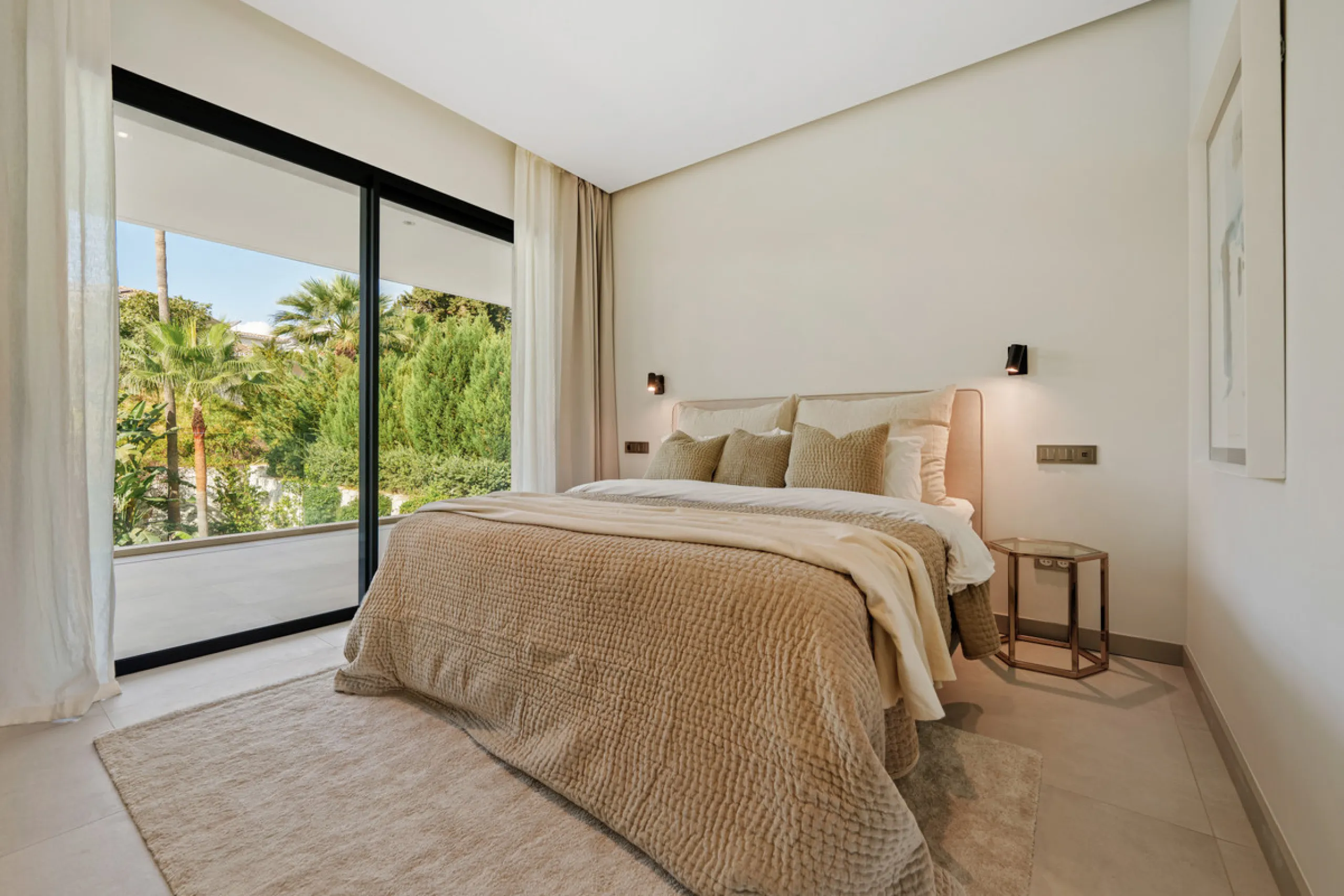 Located in the sought-after area of Nueva Andalucía, just minutes from Puerto Banús, Villa Jardin is a beautifully presented contemporary villa combining style, comfort, and functionality. The home features open-plan living areas with large sliding doors 