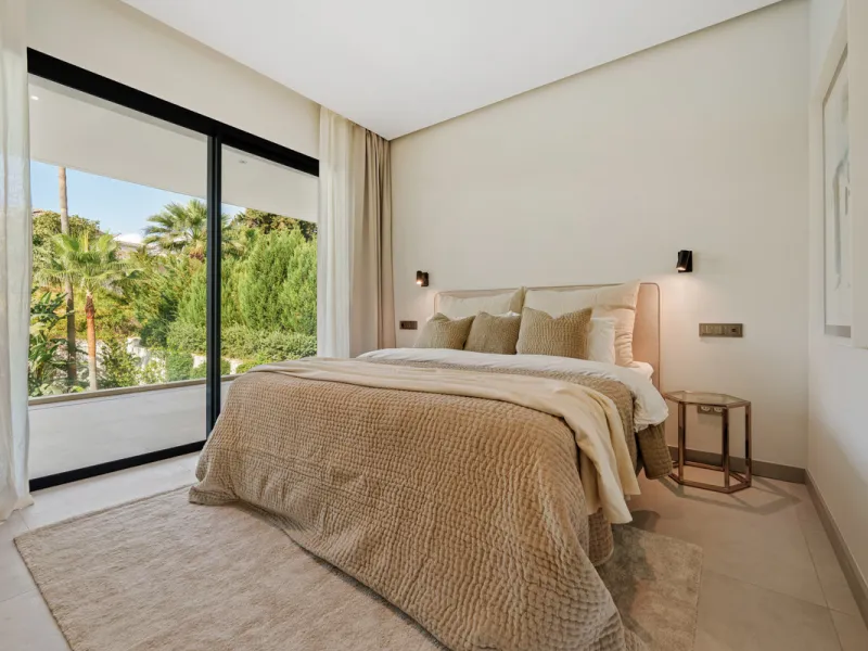 Located in the sought-after area of Nueva Andalucía, just minutes from Puerto Banús, Villa Jardin is a beautifully presented contemporary villa combining style, comfort, and functionality. The home features open-plan living areas with large sliding doors 