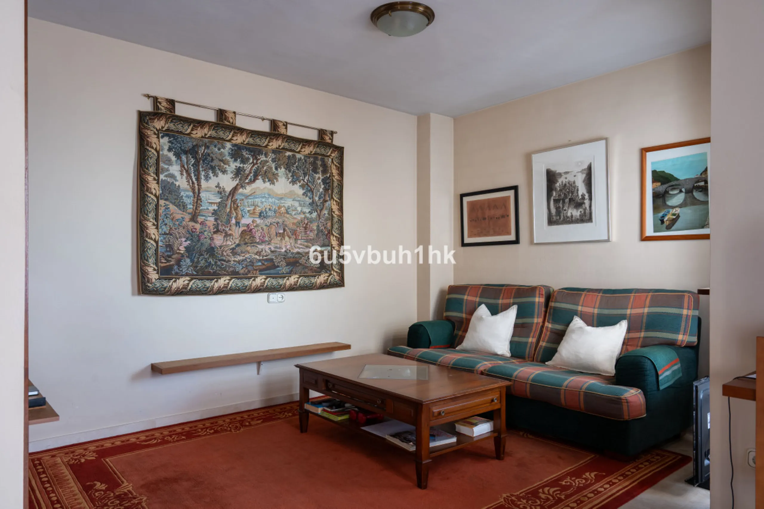 This entire house offers versatile possibilities for personal use, a holiday home, or as an investment opportunity.