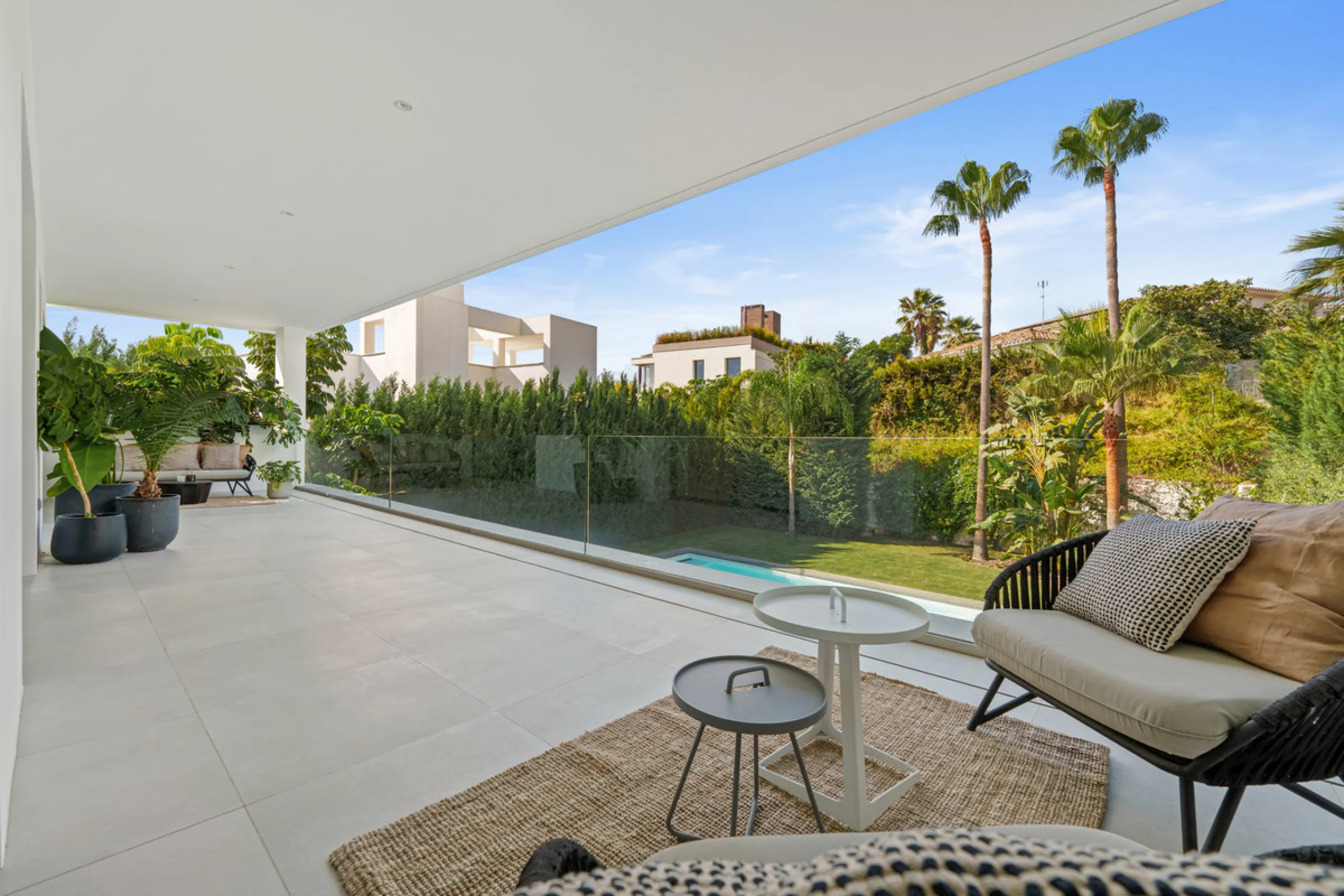 Located in the sought-after area of Nueva Andalucía, just minutes from Puerto Banús, Villa Jardin is a beautifully presented contemporary villa combining style, comfort, and functionality. The home features open-plan living areas with large sliding doors 