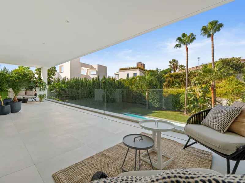 Located in the sought-after area of Nueva Andalucía, just minutes from Puerto Banús, Villa Jardin is a beautifully presented contemporary villa combining style, comfort, and functionality. The home features open-plan living areas with large sliding doors 