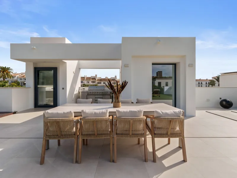 Located in the sought-after area of Nueva Andalucía, just minutes from Puerto Banús, Villa Jardin is a beautifully presented contemporary villa combining style, comfort, and functionality. The home features open-plan living areas with large sliding doors 