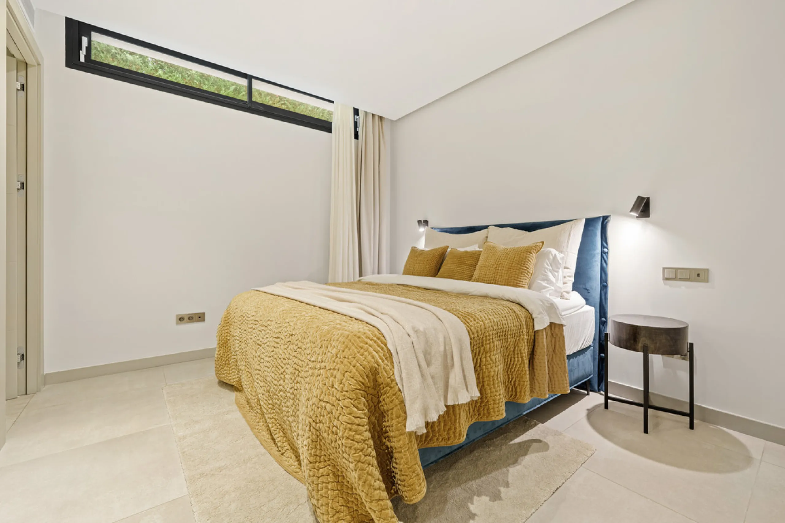 Located in the sought-after area of Nueva Andalucía, just minutes from Puerto Banús, Villa Jardin is a beautifully presented contemporary villa combining style, comfort, and functionality. The home features open-plan living areas with large sliding doors 