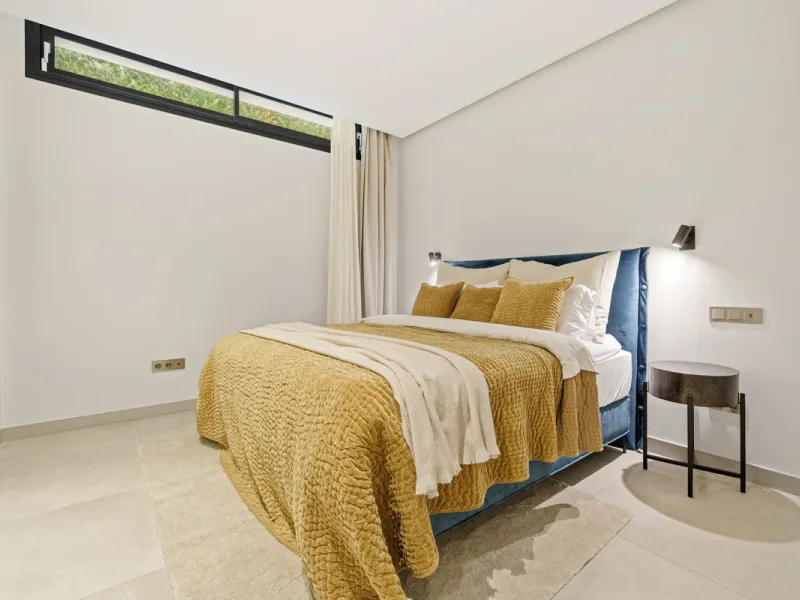 Located in the sought-after area of Nueva Andalucía, just minutes from Puerto Banús, Villa Jardin is a beautifully presented contemporary villa combining style, comfort, and functionality. The home features open-plan living areas with large sliding doors 