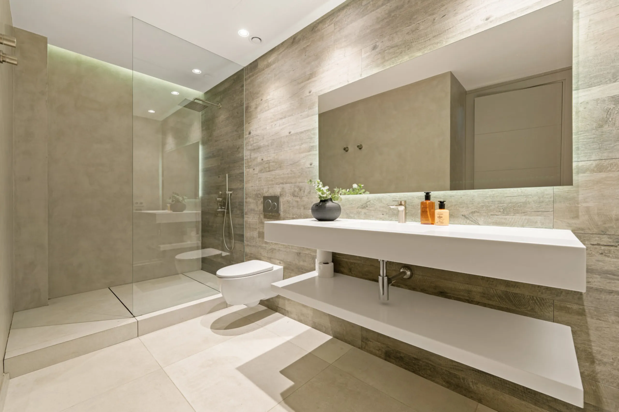 Located in the sought-after area of Nueva Andalucía, just minutes from Puerto Banús, Villa Jardin is a beautifully presented contemporary villa combining style, comfort, and functionality. The home features open-plan living areas with large sliding doors 