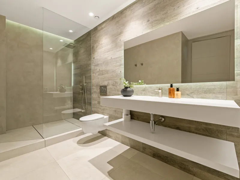 Located in the sought-after area of Nueva Andalucía, just minutes from Puerto Banús, Villa Jardin is a beautifully presented contemporary villa combining style, comfort, and functionality. The home features open-plan living areas with large sliding doors 