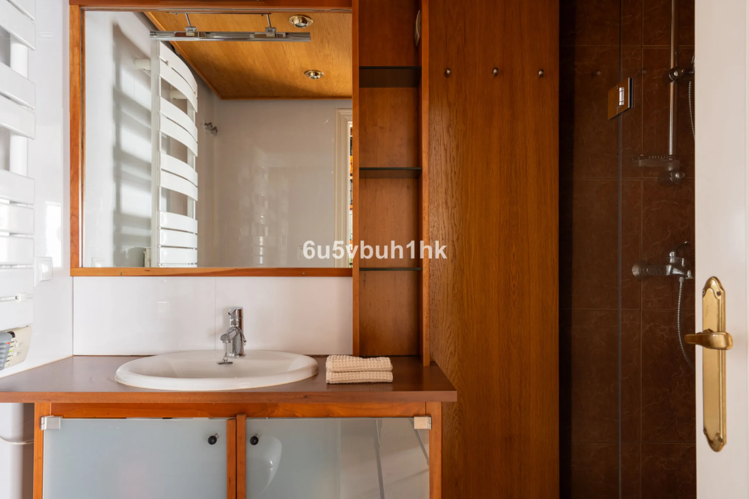 This entire house offers versatile possibilities for personal use, a holiday home, or as an investment opportunity.