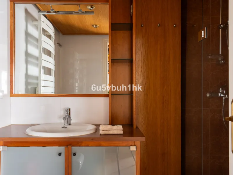 This entire house offers versatile possibilities for personal use, a holiday home, or as an investment opportunity.