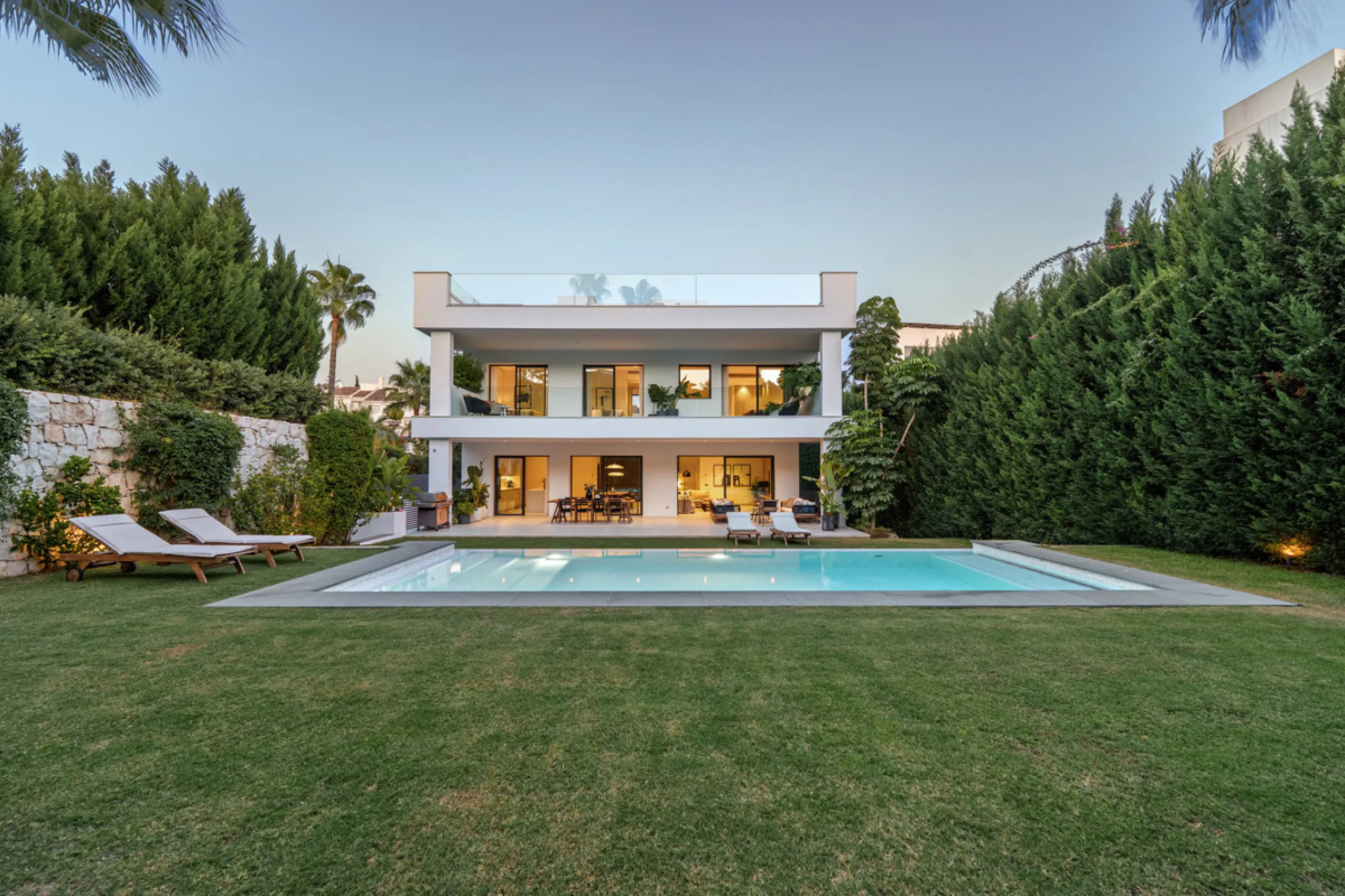 Located in the sought-after area of Nueva Andalucía, just minutes from Puerto Banús, Villa Jardin is a beautifully presented contemporary villa combining style, comfort, and functionality. The home features open-plan living areas with large sliding doors 
