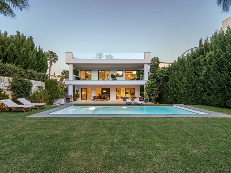 Located in the sought-after area of Nueva Andalucía, just minutes from Puerto Banús, Villa Jardin is a beautifully presented contemporary villa combining style, comfort, and functionality. The home features open-plan living areas with large sliding doors 