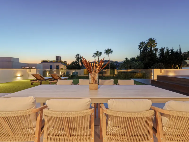 Located in the sought-after area of Nueva Andalucía, just minutes from Puerto Banús, Villa Jardin is a beautifully presented contemporary villa combining style, comfort, and functionality. The home features open-plan living areas with large sliding doors 