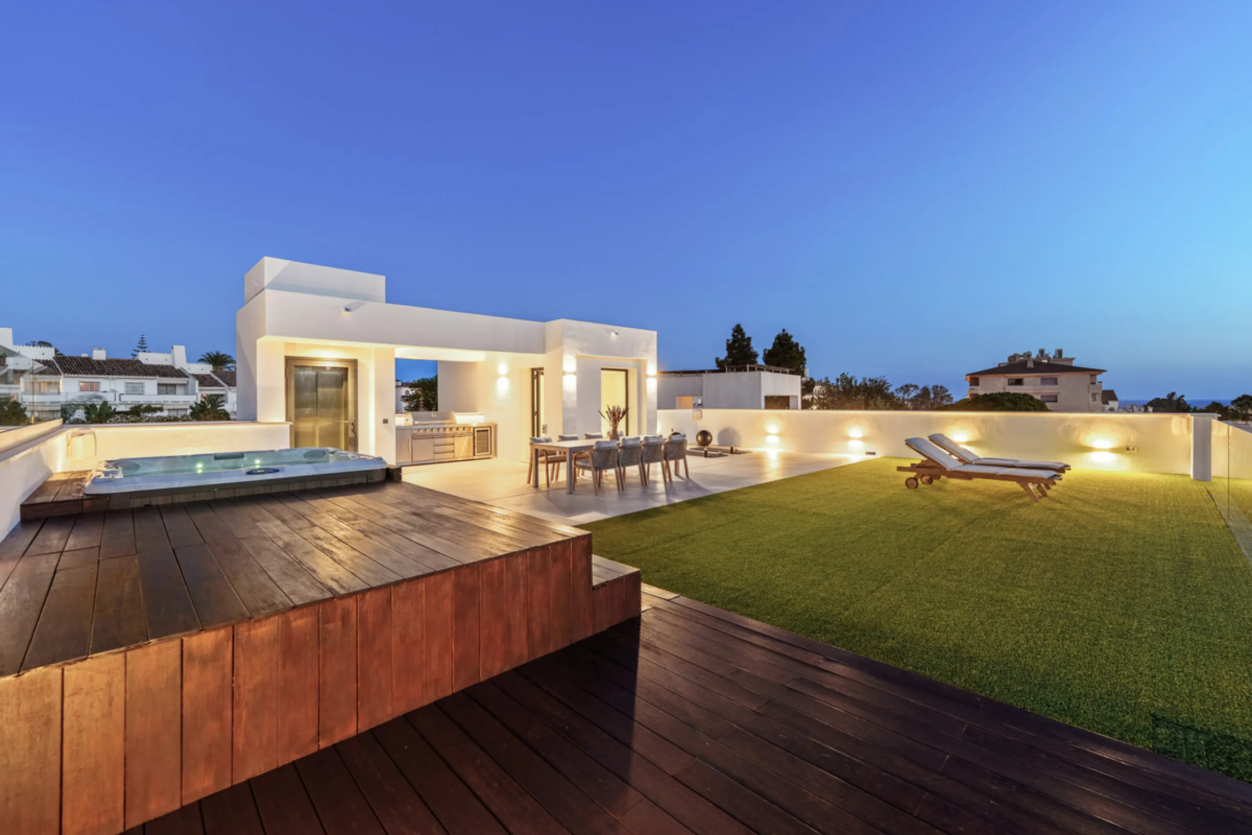 Located in the sought-after area of Nueva Andalucía, just minutes from Puerto Banús, Villa Jardin is a beautifully presented contemporary villa combining style, comfort, and functionality. The home features open-plan living areas with large sliding doors 