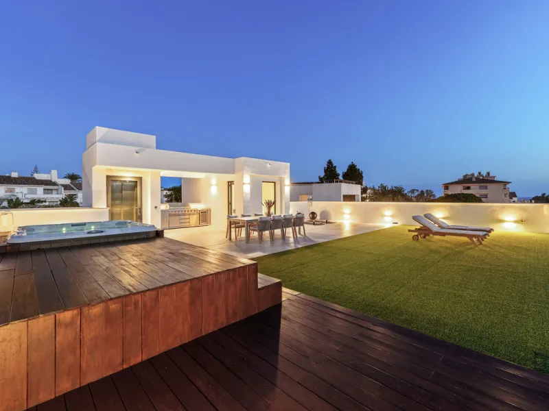Located in the sought-after area of Nueva Andalucía, just minutes from Puerto Banús, Villa Jardin is a beautifully presented contemporary villa combining style, comfort, and functionality. The home features open-plan living areas with large sliding doors 