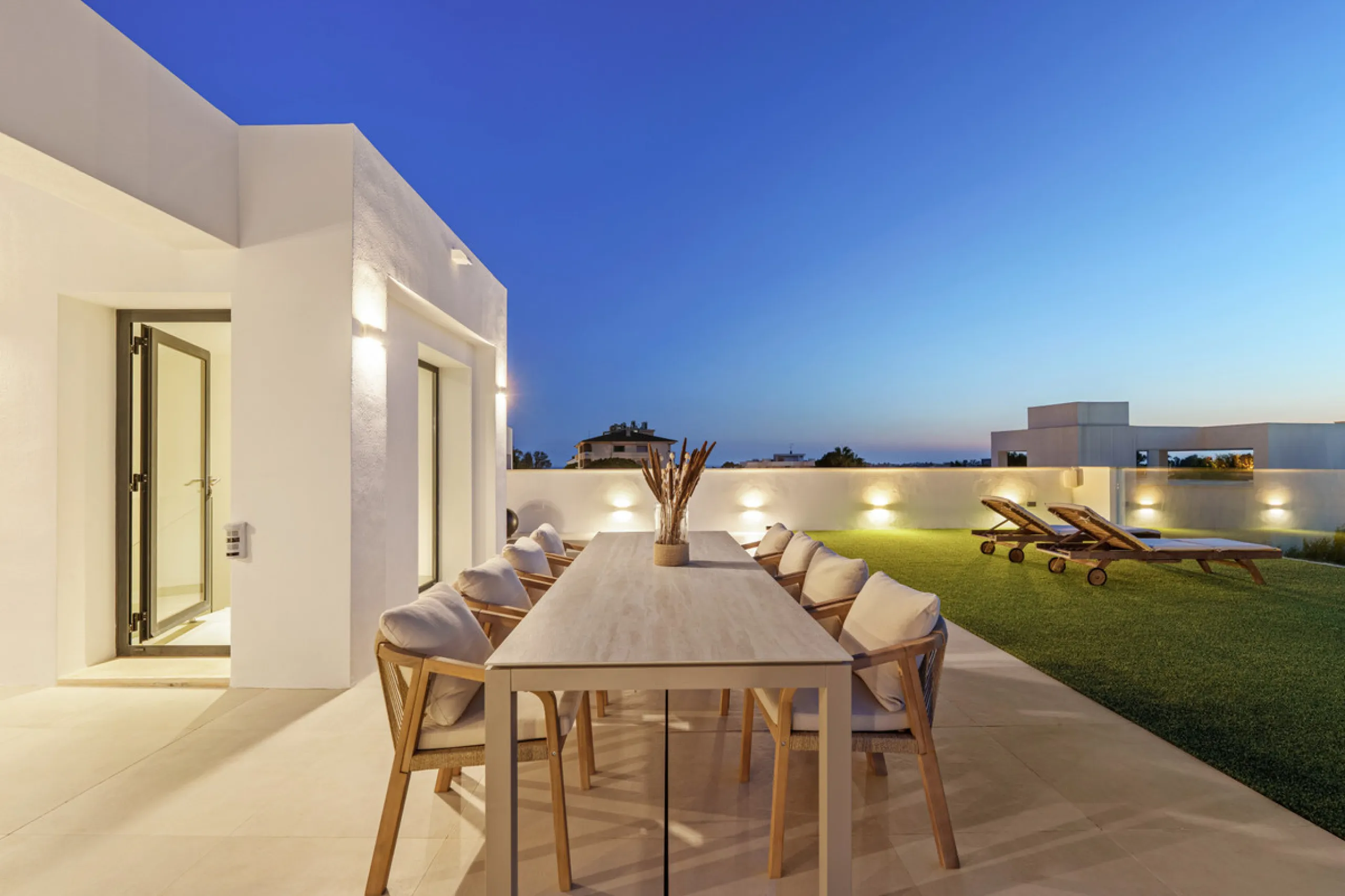 Located in the sought-after area of Nueva Andalucía, just minutes from Puerto Banús, Villa Jardin is a beautifully presented contemporary villa combining style, comfort, and functionality. The home features open-plan living areas with large sliding doors 