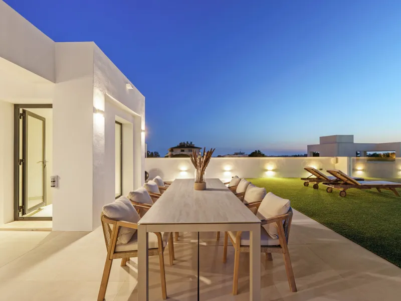 Located in the sought-after area of Nueva Andalucía, just minutes from Puerto Banús, Villa Jardin is a beautifully presented contemporary villa combining style, comfort, and functionality. The home features open-plan living areas with large sliding doors 