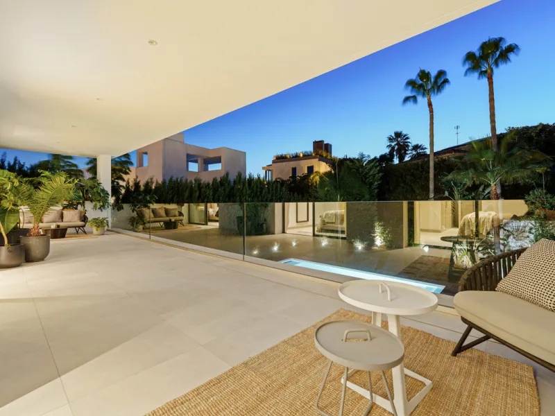 Located in the sought-after area of Nueva Andalucía, just minutes from Puerto Banús, Villa Jardin is a beautifully presented contemporary villa combining style, comfort, and functionality. The home features open-plan living areas with large sliding doors 