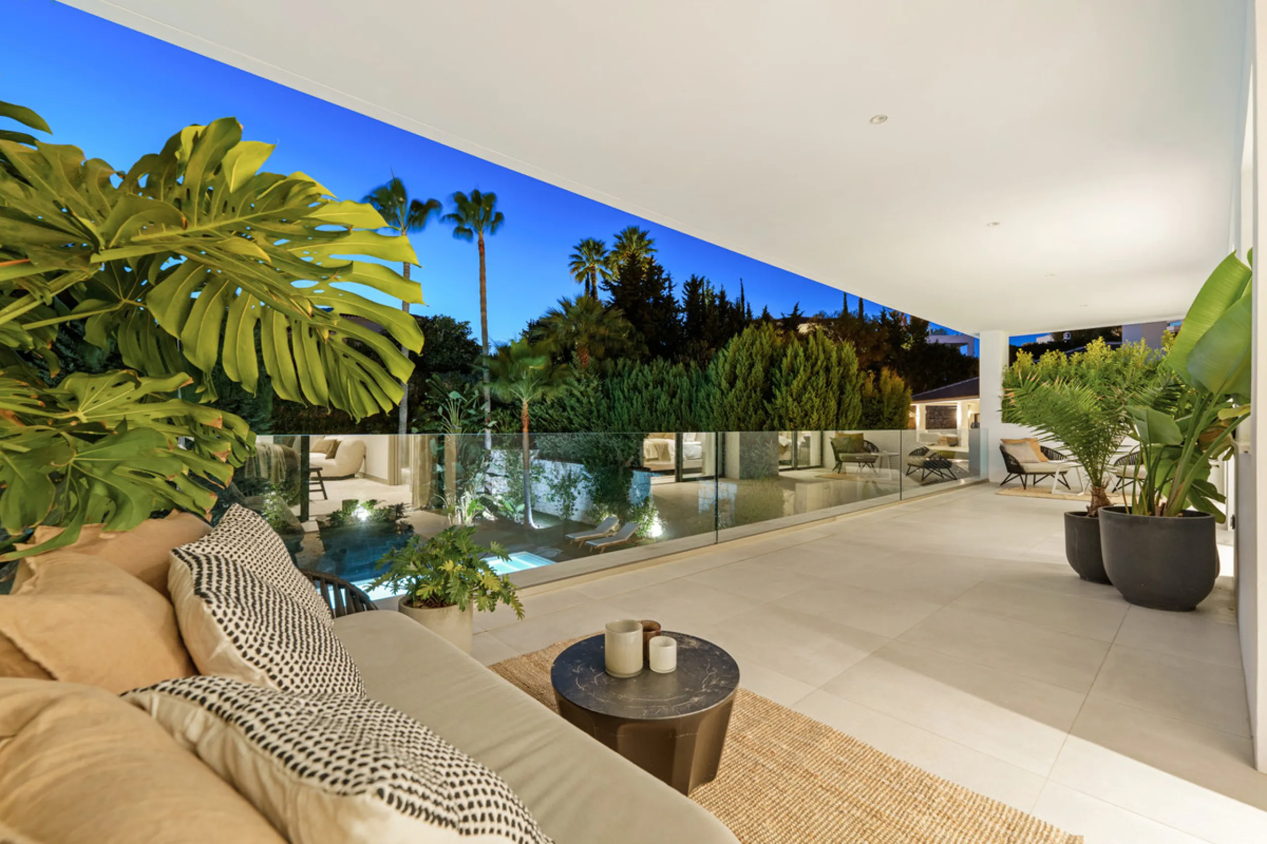 Located in the sought-after area of Nueva Andalucía, just minutes from Puerto Banús, Villa Jardin is a beautifully presented contemporary villa combining style, comfort, and functionality. The home features open-plan living areas with large sliding doors 