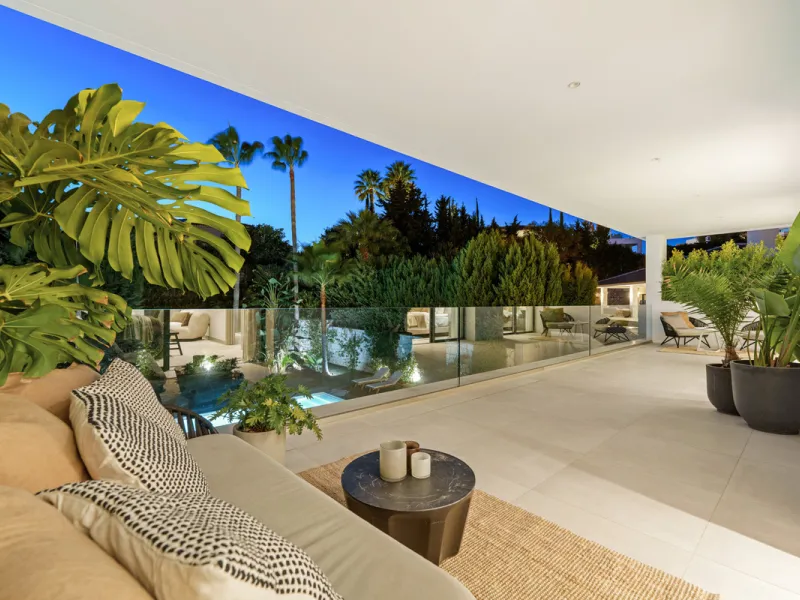 Located in the sought-after area of Nueva Andalucía, just minutes from Puerto Banús, Villa Jardin is a beautifully presented contemporary villa combining style, comfort, and functionality. The home features open-plan living areas with large sliding doors 
