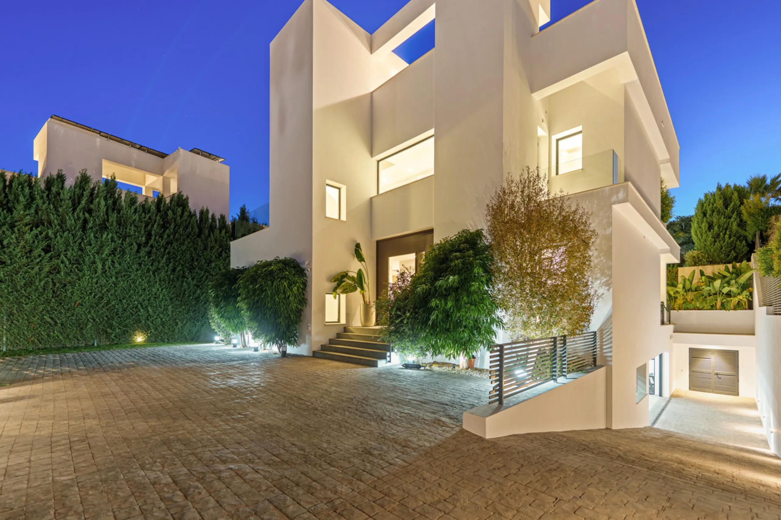 Located in the sought-after area of Nueva Andalucía, just minutes from Puerto Banús, Villa Jardin is a beautifully presented contemporary villa combining style, comfort, and functionality. The home features open-plan living areas with large sliding doors 