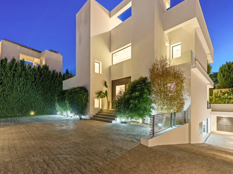 Located in the sought-after area of Nueva Andalucía, just minutes from Puerto Banús, Villa Jardin is a beautifully presented contemporary villa combining style, comfort, and functionality. The home features open-plan living areas with large sliding doors 
