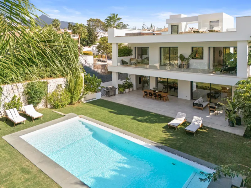 Located in the sought-after area of Nueva Andalucía, just minutes from Puerto Banús, Villa Jardin is a beautifully presented contemporary villa combining style, comfort, and functionality. The home features open-plan living areas with large sliding doors 