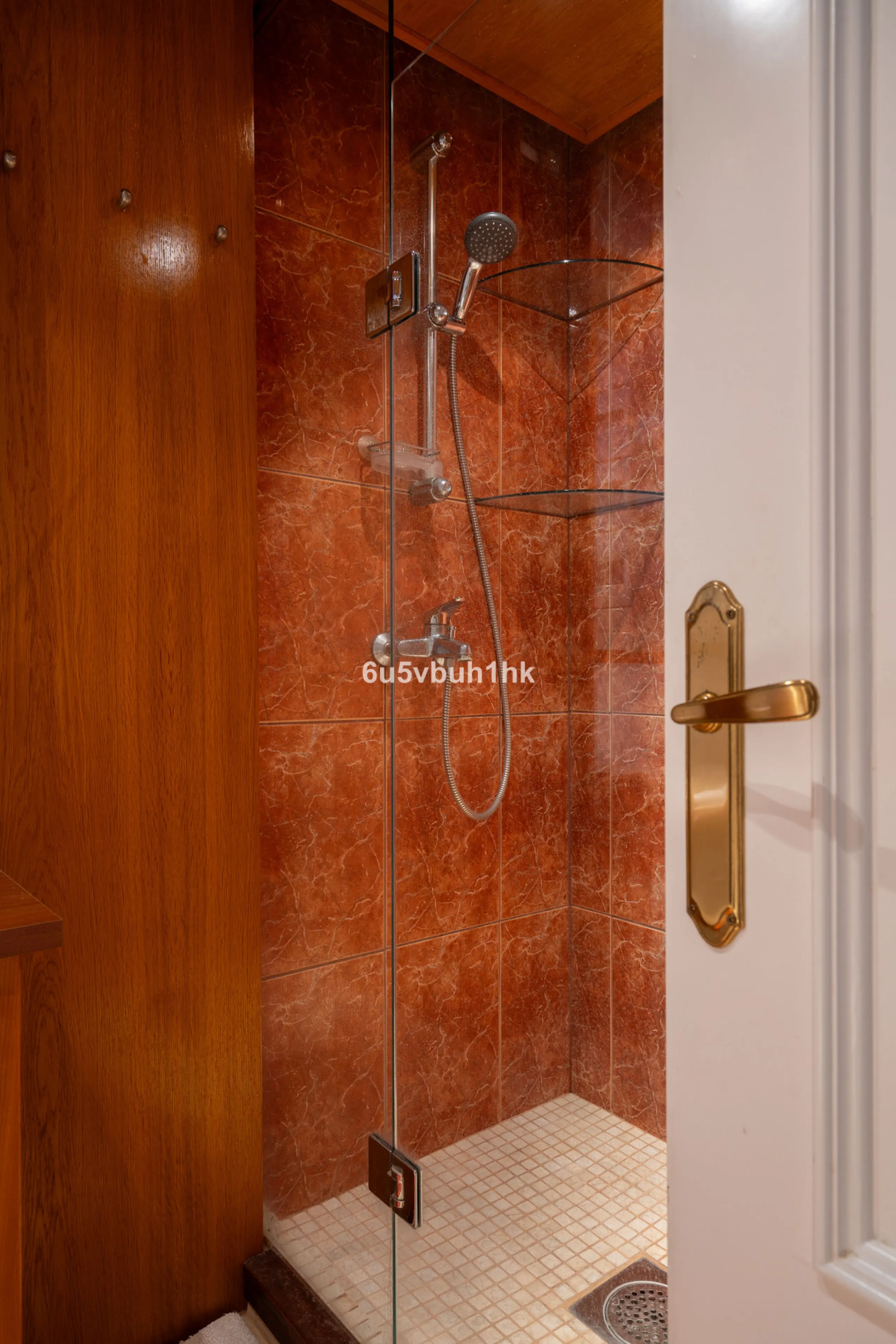 This entire house offers versatile possibilities for personal use, a holiday home, or as an investment opportunity.