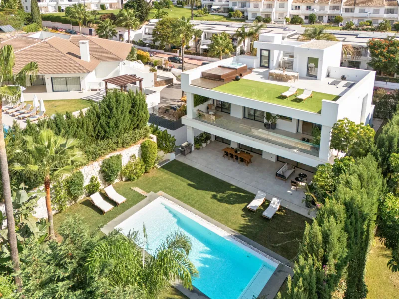 Located in the sought-after area of Nueva Andalucía, just minutes from Puerto Banús, Villa Jardin is a beautifully presented contemporary villa combining style, comfort, and functionality. The home features open-plan living areas with large sliding doors 