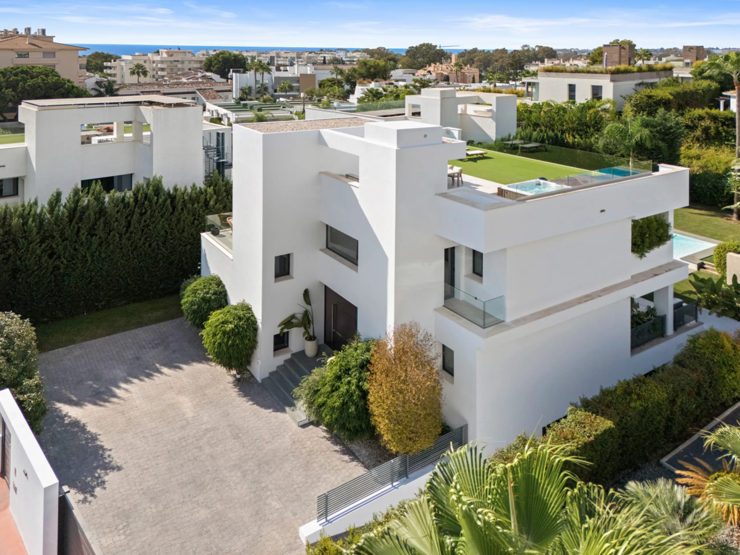 Located in the sought-after area of Nueva Andalucía, just minutes from Puerto Banús, Villa Jardin is a beautifully presented contemporary villa combining style, comfort, and functionality. The home features open-plan living areas with large sliding doors 