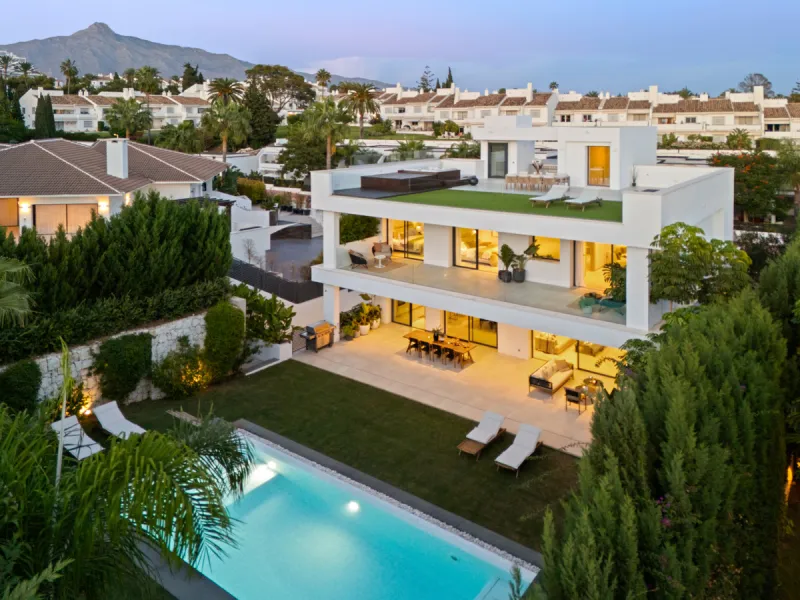 Located in the sought-after area of Nueva Andalucía, just minutes from Puerto Banús, Villa Jardin is a beautifully presented contemporary villa combining style, comfort, and functionality. The home features open-plan living areas with large sliding doors 