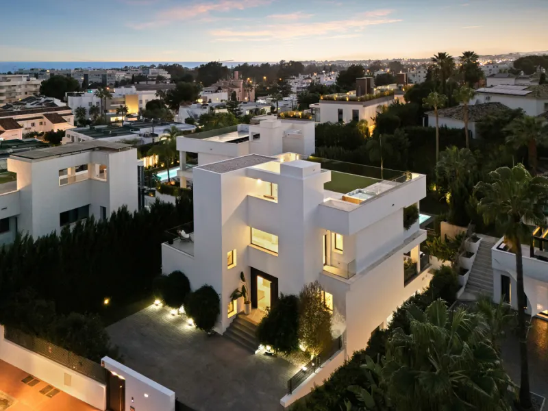 Located in the sought-after area of Nueva Andalucía, just minutes from Puerto Banús, Villa Jardin is a beautifully presented contemporary villa combining style, comfort, and functionality. The home features open-plan living areas with large sliding doors 