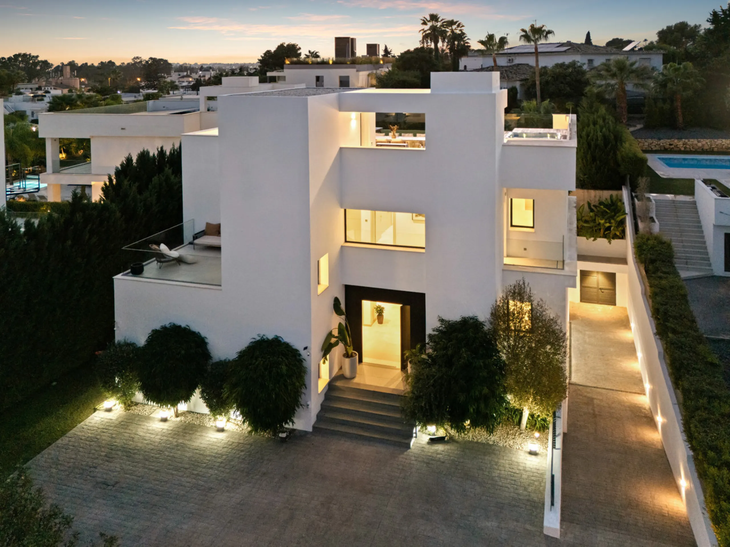 Located in the sought-after area of Nueva Andalucía, just minutes from Puerto Banús, Villa Jardin is a beautifully presented contemporary villa combining style, comfort, and functionality. The home features open-plan living areas with large sliding doors 