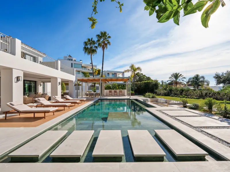 House - Detached Villa в продаже в Benahavís, Málaga. В доме 5 спален и 6 ванных комнат. Площадь дома 483 м². Площадь участка 1109 м²