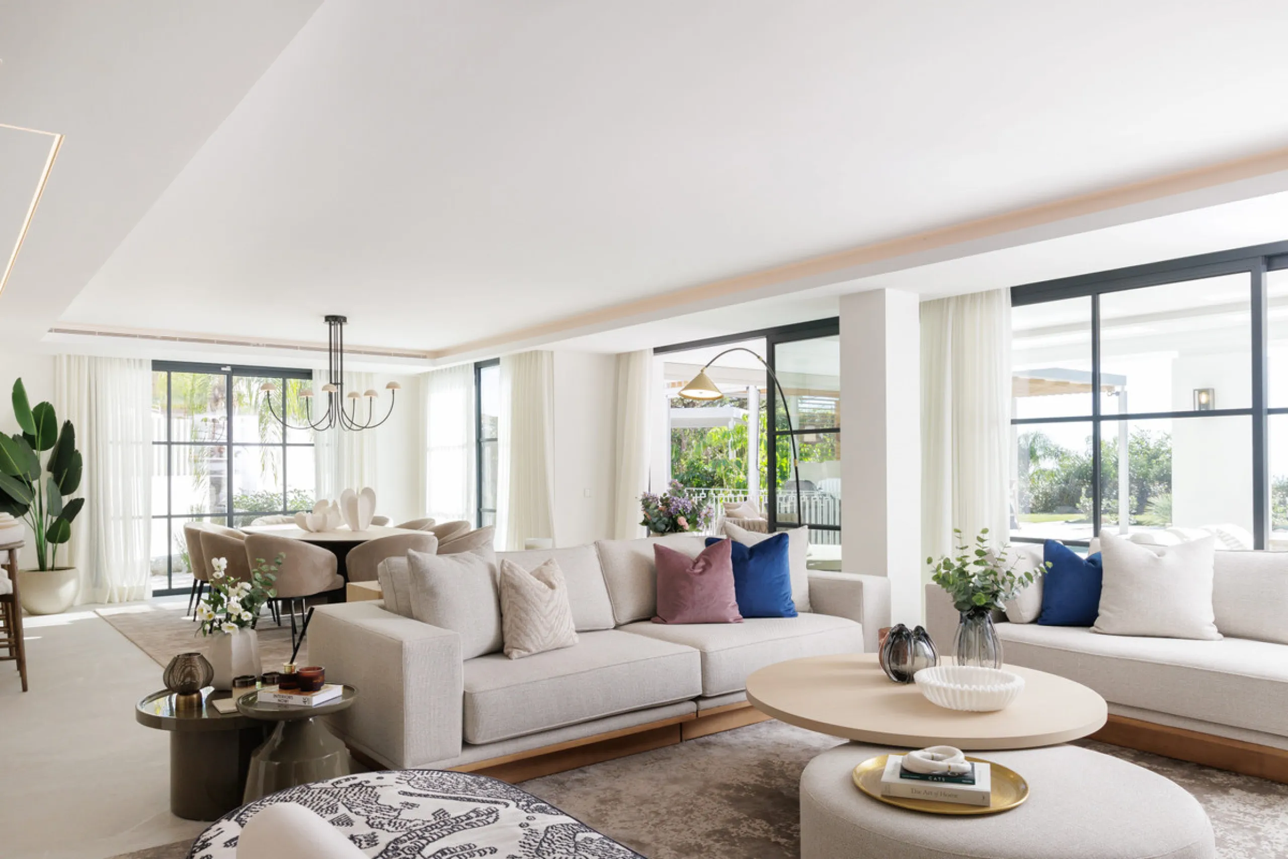 Villa Agata presents a modern Mediterranean home in La Quinta with incredible sea views. Set on a 1,109 m² plot and newly renovated throughout, the villa showcases striking architecture paired with refined interiors by Soledad Merchant. The main living ar