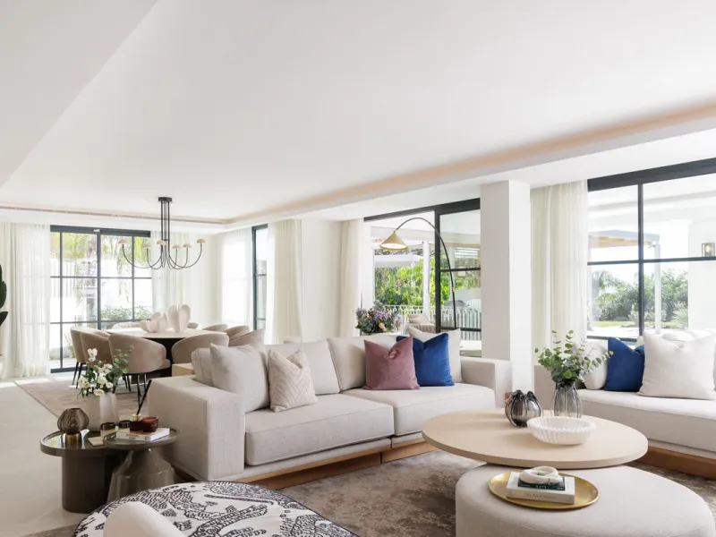 Villa Agata presents a modern Mediterranean home in La Quinta with incredible sea views. Set on a 1,109 m² plot and newly renovated throughout, the villa showcases striking architecture paired with refined interiors by Soledad Merchant. The main living ar