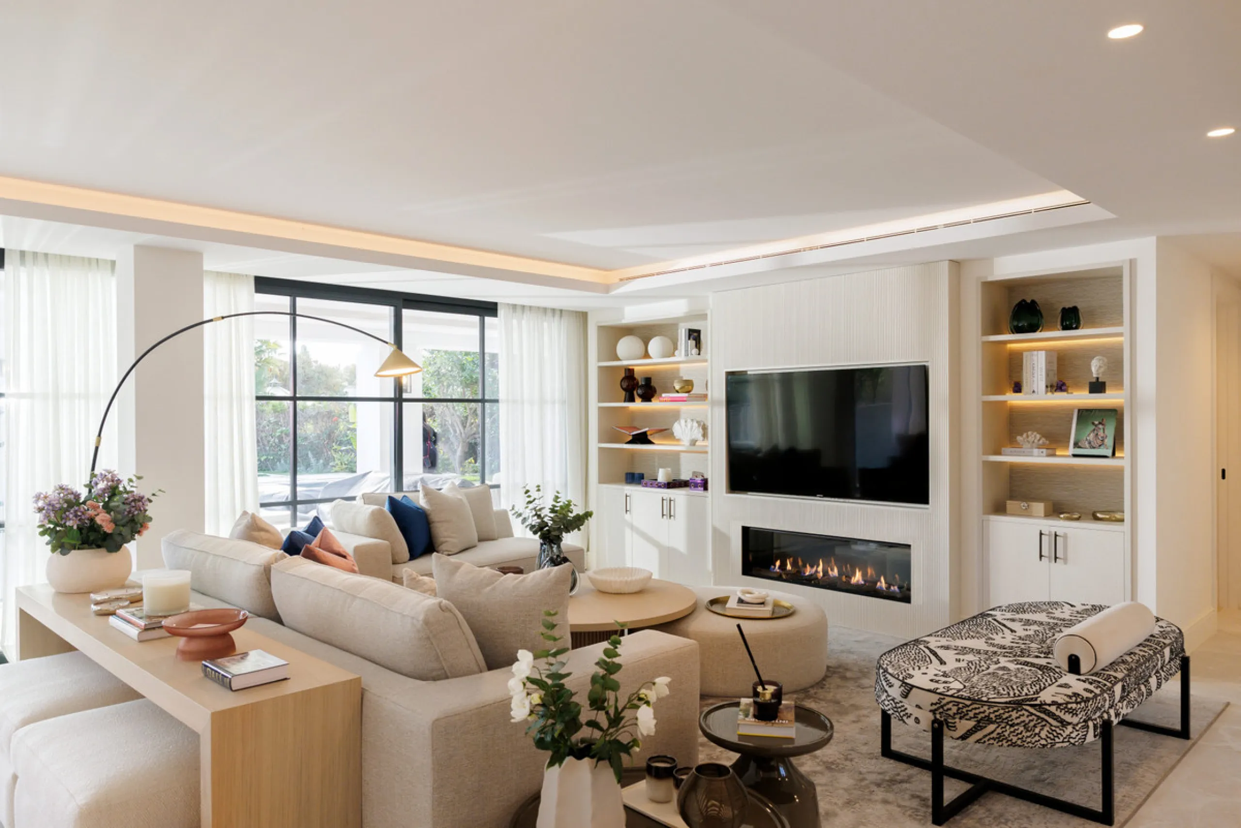 Villa Agata presents a modern Mediterranean home in La Quinta with incredible sea views. Set on a 1,109 m² plot and newly renovated throughout, the villa showcases striking architecture paired with refined interiors by Soledad Merchant. The main living ar