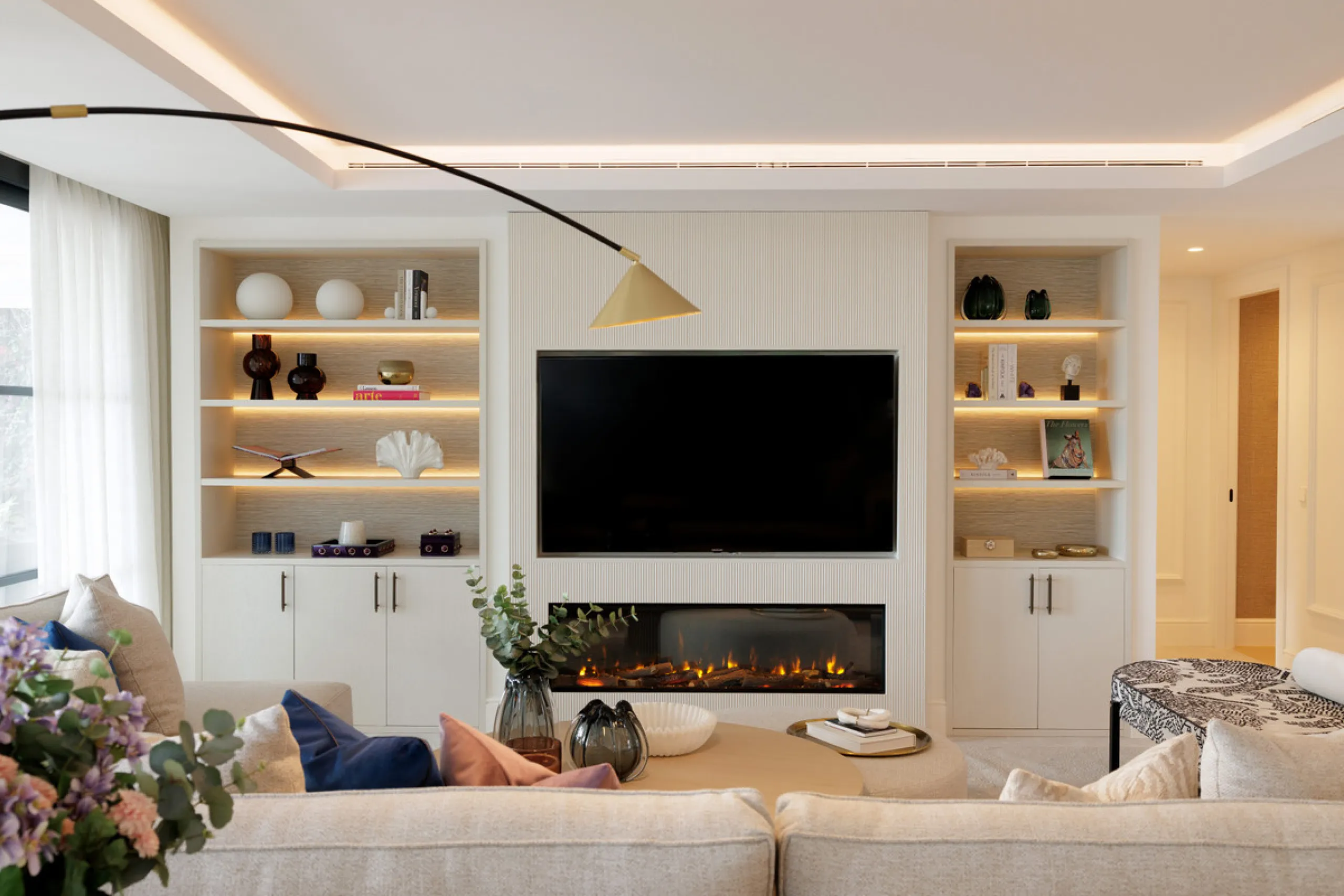 Villa Agata presents a modern Mediterranean home in La Quinta with incredible sea views. Set on a 1,109 m² plot and newly renovated throughout, the villa showcases striking architecture paired with refined interiors by Soledad Merchant. The main living ar